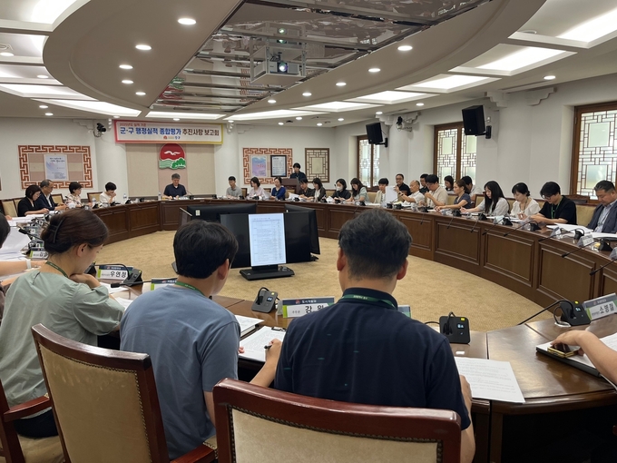 중구청은 ‘군·구 행정실적 종합평가 추진사항 보고회’에서 관계자들이 추진 실적과 보완 대책을 논의하고 있다. ( 사진 = 중구 제공 )