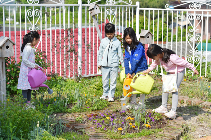 죽화초등학교 학생들이 텃밭에 물을 주고 있다. (사진=죽화초등학교 제공)