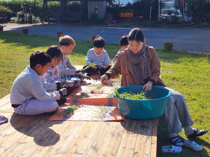 죽화초등학교 학생들이 재배한 작물을 손질하고 있다. (사진=죽화초등학교 제공)
