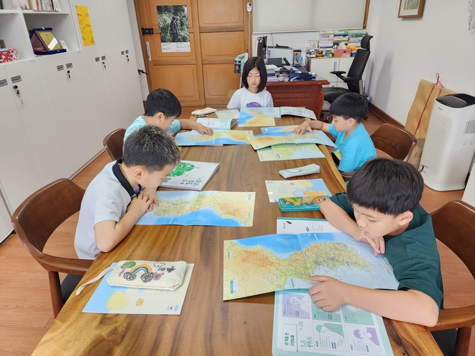 죽화초등학교 학생들이 교장실에서 박상철 죽화초 교장과 함께 수업하고 있다. (사진=죽화초등학교 제공)