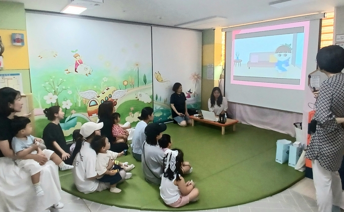 미추홀구보건소 관계자가 아이사랑꿈터에서 ‘찾아가는 감염병 예방 교육’을 실시하고 있다. ( 사진 =미추홀구 제공 )