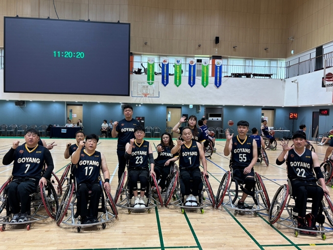11일부터 13일까지 3일 동안 충남 아산장애인국민체육센터에서 열린 '제9회 온양온천배 전국휠체어농구대회'에서 준우승을 차지한 고양파이브휠스 선수단이 기념사진을 찍고 있다. (사진=고양시재활스포츠센터 제공)