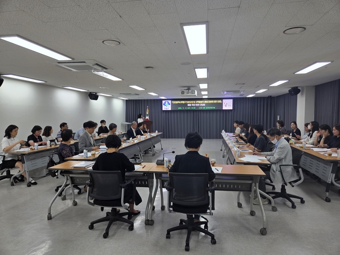 부평구가 ‘인천시 부평구 의료·요양 등 지역 돌봄의 통합지원에 관한 조례’ 제정을 위한 민관간담회를 진행하고 있다. ( 사진 = 부평구 제공 )