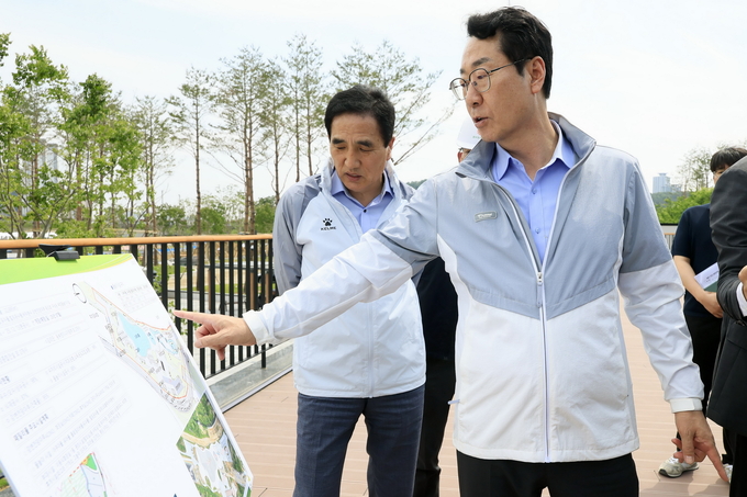 정명근 화성특례시장이 동탄패밀리풀 임시개장을 앞두고 현장점검을 실시하고 있다. (사진=화성특례시 제공)