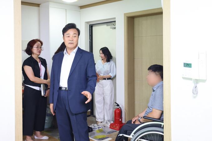 김성제 의왕시장이 14일 ‘쿨하우스 사업’으로 냉방기기를 설치한 가구를 방문, 현장 체감도를 확인하고 있다. (사진=의왕시 제공)