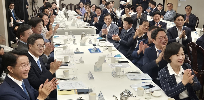 경기도와 더불어민주당 경기도당이 14일 서울 여의도 한 중식당에서 ‘이재명 정부 100대 국정과제 반영을 위한 정책간담회’를 공동주최하고 경기도 민주당 국회의원 및 원외위원장들과 기념사진을 찍고 있다. (사진=김한별 기자)