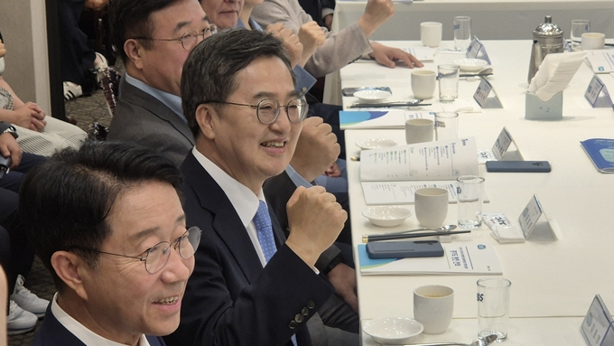 김동연 경기도지사가 14일 서울 여의도 한 중식당에서 ‘이재명 정부 100대 국정과제 반영을 위한 정책간담회’를 열고 “경기도 파이팅”을 외치며 기념사진을 찍고 있다. (사진=김한별 기자)