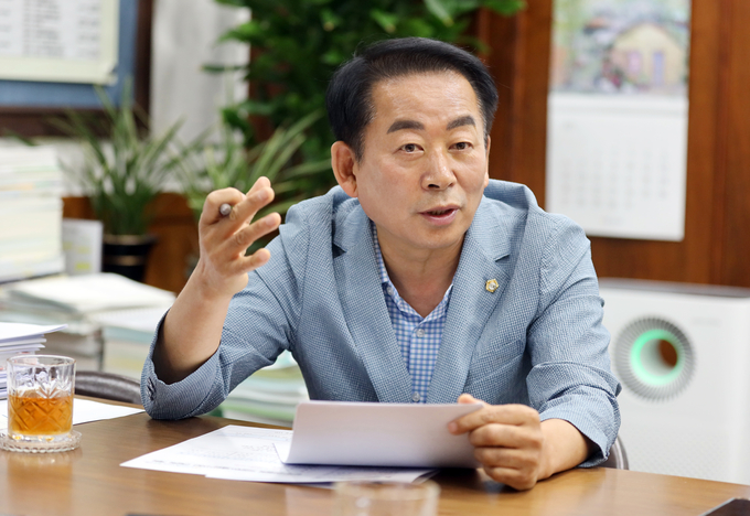 김연균 의정부시의회 의장이 경기신문과 인터뷰를 하고 있다. (사진=의정부시의회 제공)