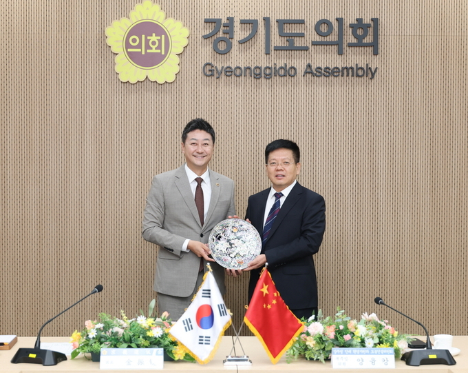 김진경(왼쪽) 경기도의회 의장과 양융캉(楊永康) 장쑤성 인민대표대회 환경자원과 도농건설위원회 부주임위원이 14일 경기도의회에서 기념촬영을 하고 있다. (사진=경기도의회 제공)