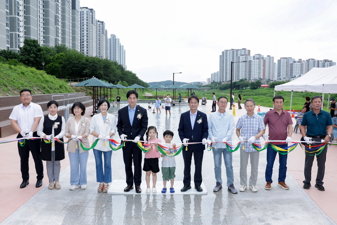 창릉천 친수시설 조성사업의 일환으로 조성된 창릉천 발물놀이터가 14일 개장했다. 이동환 시장이 개장식에 참석한 어린이와 주민들과 테이프 커팅을 하고 있다. (사진=고양시 제공)<br>
