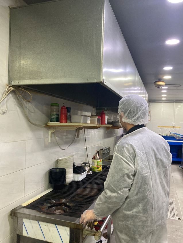 연수구 관계자가 송도컨벤시아 내 음식점에 대한 위생 안전점검을 하고 있다. ( 사진 = 연수구 제공 )