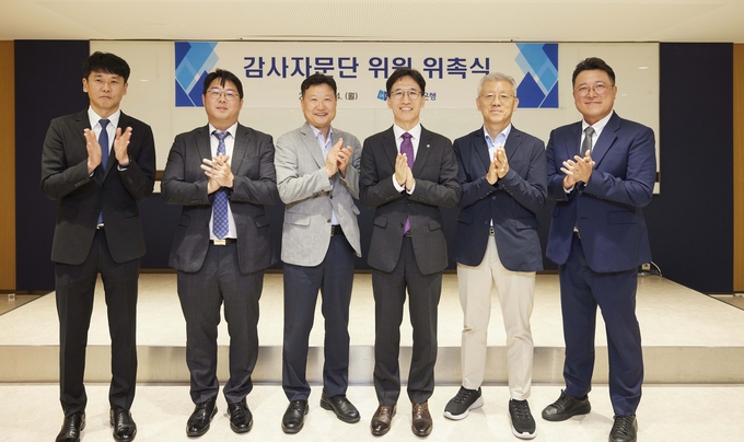 (왼쪽부터) 이상목 법무법인 와이케이 변호사, 김정현 법무법인 세종 수석전문위원, 이종운 서강대학교 초빙교수, 전병목 IBK기업은행 감사, 최준묵 한국CIA위원회 위원장, 정성욱 김&장 법률사무소 변호사가 감사자문단 위원 위촉식에서 기념촬영을 하고 있다. (사진=IBK기업은행 제공)