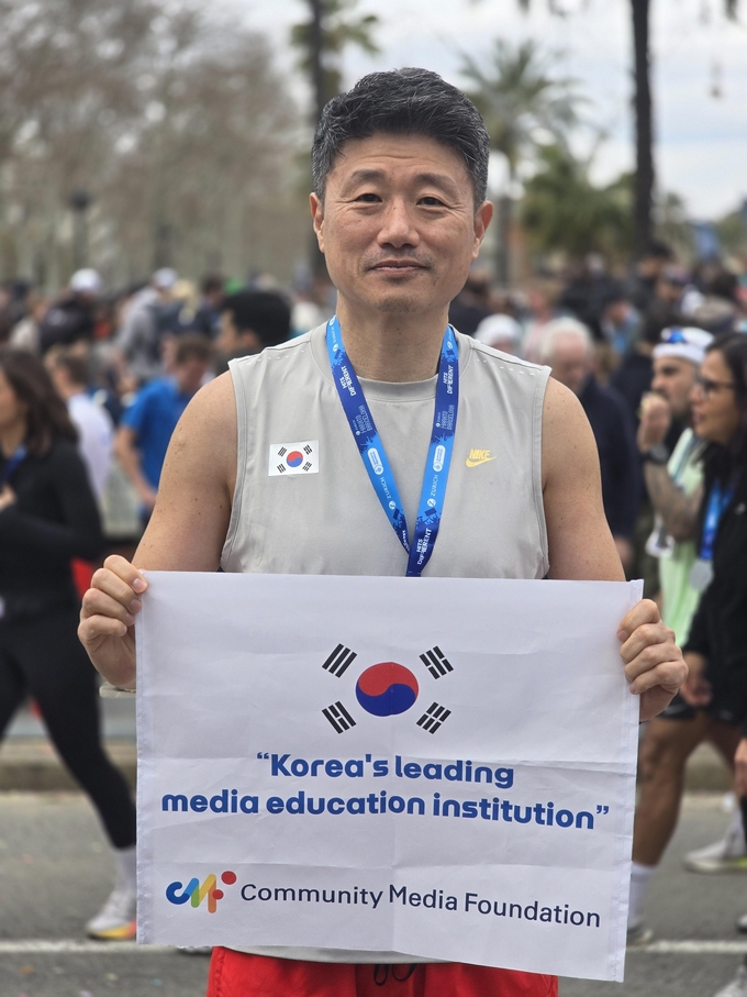 2025스페인바르셀로나마라톤 대회 완주 후 대한민국 대표 미디어교육기관 시청자미디어재단 홍보하고 있는 성경훈 센터장 (사진=성경훈 센터장 제공)