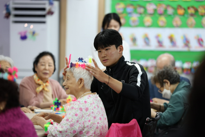 지난 6월 수원FC 선수들이 수원지역 노인주간보호센터를 찾아 사회공헌 활동을 하고 있다. (사진=수원시 제공)