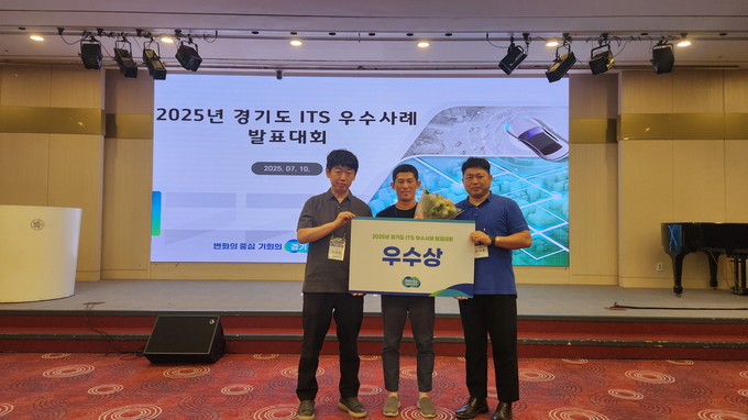 수원시 관계자들이 수상 후 기념촬영을 하고 있다. (사진=수원시 제공)