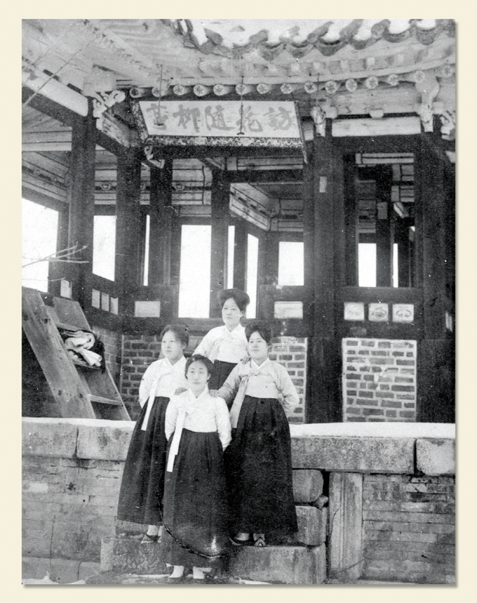 1920년대 촬영된 사진 속 원본 현판. (사진=독립기념관 제공)