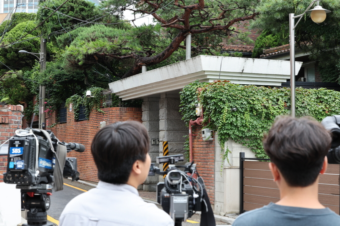 민중기 특별검사가 이끄는 김건희 특검팀이 15일 서울 강남구 역삼동 건진법사 전성배 씨의 법당에 압수수색을 진행했다. 사진은 이날 취재진이 대기해 있는 모습. (사진=연합뉴스)