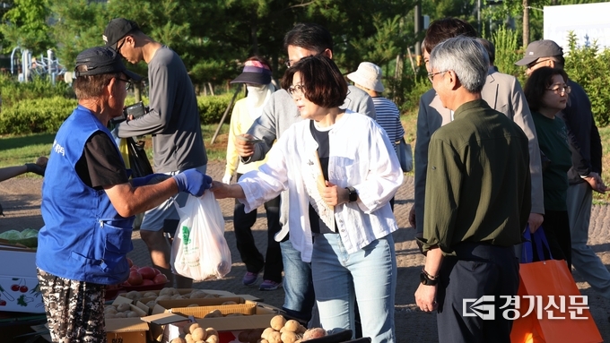 김보라 안성시장이 주말장터에서 농산을 구입하며 농업인들의 노고를 위로하고 있다. (사진=안성시 제공)