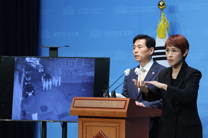  지난해 12월 24일 김민기 국회 사무총장이 서울 여의도 국회 소통관에서 비상계엄 선포 당시 국회의장 공관으로 출동한 군인들이 포착된 공관 CCTV를 공개하고 있다. (사진=연합뉴스)