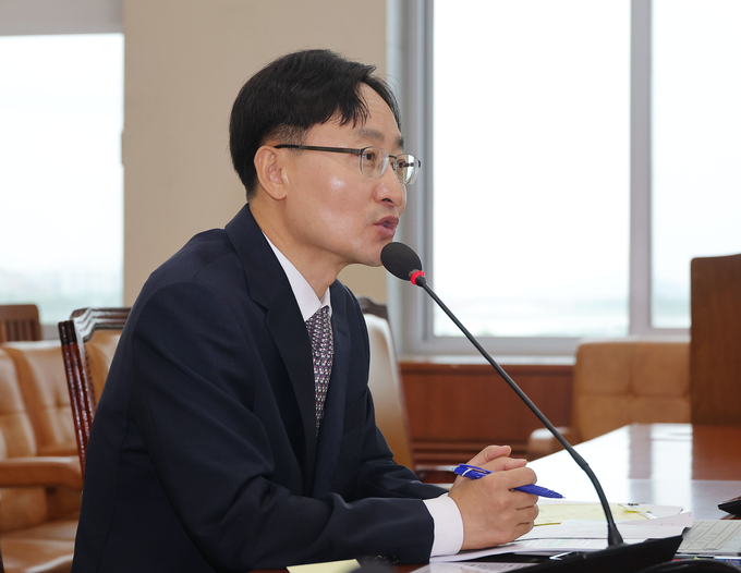 임광현 국세청장 후보자가 15일 서울 여의도 국회 기획재정위원회에서 열린 인사청문회에서 의원 질의에 답변하고 있다. (사진=연합뉴스 제공)