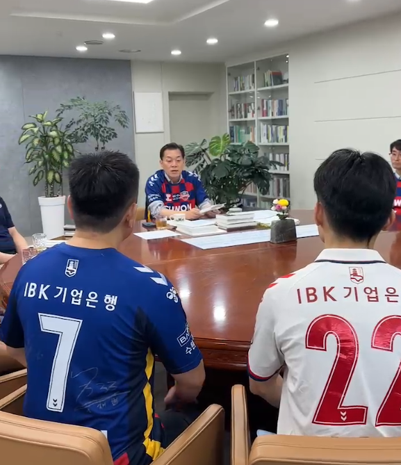 지난 12일 수원시청 집무실에서 진행된 이재준 시장과 수원FC 서포터즈 '포트리스'의 간담회 모습. (사진=수원FC 제공)