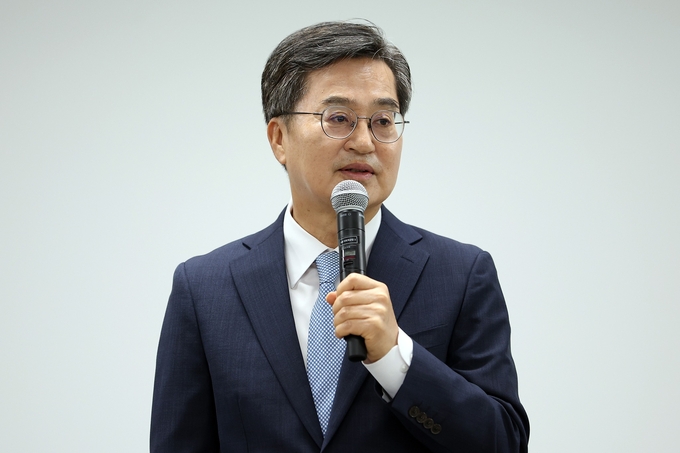 김동연 경기도지사가 15일 경기도청에서 승진 직원들에게 격려의 말을 전하고 있다. (사진=김동연 경기도지사 SNS 캡처)