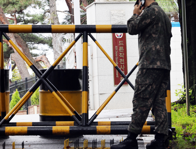  포천 드론작전사령부 정문. 15일 내란특검팀이 드론작전사령부를 상대로 압수수색에 나섰다. (사진=연합뉴스)