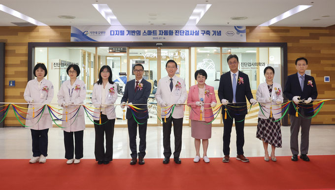 15일 가천대 길병원 디지털 기반 스마트 자동화 진단검사실에서 열린 기념식에 참석한 김우경 병원장과 킷 탕 한국로슈진단 대표이사 등이 기념촬영하고 있다. ( 사진 = 인천시 제공 )