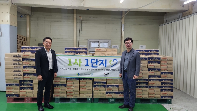 주택관리공단 광명하안13단지 주거행복지원센터와 (주) 영메디칼바이오 와 1사1단지 결연을 체결한 후 기념촬영을 하고 있다. (사진=주택관리공단 제공)