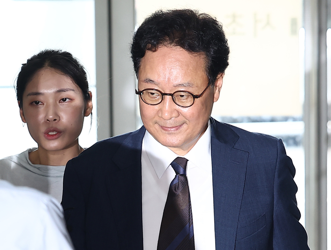 15일 왕윤종 전 국가안보실 경제안보비서관이 이명현 순직해병특검팀 조사를 위해 서울 서초구 서초한샘빌딩에 마련된 해병특검 사무실에 들어서고 있다. (사진=연합뉴스)