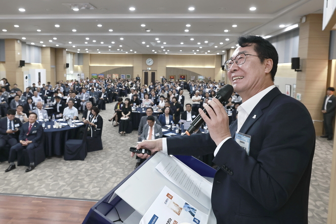 정명근 화성특례시장이 제200차 화성경제인포럼’에서 ‘기업과 함께 만드는 화성의 특별한 미래’를 주제로 특별 강연을 하고 있는 모습( 사진=화성특례시 제공)