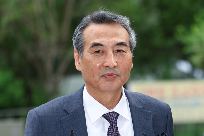  김건희 여사 관련 의혹을 수사하는 민중기 특별검사가 2일 서울 종로구 KT광화문빌딩에 마련된 사무실로 출근하고 있다. (사진=연합뉴스)