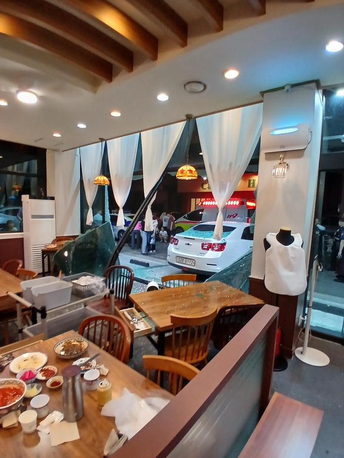 A씨가 운전하던 차량이 인천 서구 청라동 소재의 한 중식당으로 돌진했다. ( 사진 = 인천소방본부 제공 )