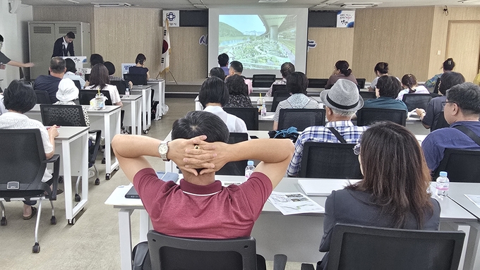 안양시가 11일 연 안양천 지방정원 조성사업 주민설명회 모습. (사진=안양군포의왕환경운동연합 제공)