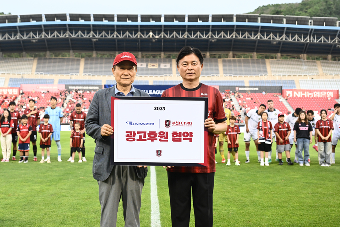 부천FC1995 구단주 조용익 부천시장과 (주)우주엔비텍 곽태헌 대표이사가 업무 제휴 협약 체결 기념사진을 찍고 있다. (사진=부천FC 제공)