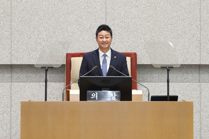 김진경 경기도의회 의장이 15일 경기도의회 본회의장에서 열린 제385회 임시회 제1차 본회의에서 개회사를 하고 있다. (사진=경기도의회 제공)