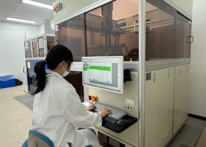 인천시 보건환경연구원이 강화도 수산물에 대한 방사능 검사 결과를 분석하고 있다. ( 사진 = 인천시 제공 )