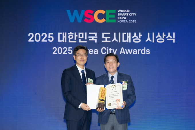 이재준 수원시장(오른쪽)이 ‘2025년 대한민국 도시대상’ 시상식에서 대통령상을 받고 있다. (사진=수원시 제공)