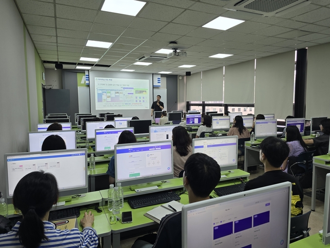 15일 수원교육지원청이 아주대학교에서 관내 중·고등학교 교사를 대상으로 '하이러닝 AI 서·논술형 평가 활용 연수'를 운영했다. (사진=수원교육지원청 제공)