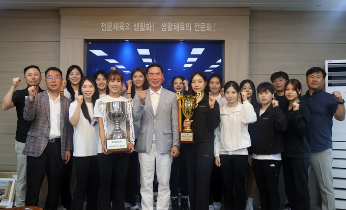 15일 경기도체육회관 회장실에서 진행된 상배 봉납식에 참석한 이원성 경기도체육회장과 경기도청 컬링·체조팀 선수단이 기념사진을 찍고 있다.