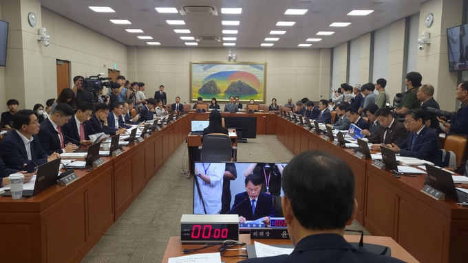 윤한홍 정무위원장이 15일 국회 정무위 전체회의에서 권오을 국가보훈부 장관 후보자에 대한 인사청문회 개의를 실시하고 있다. (사진=한주희 기자)