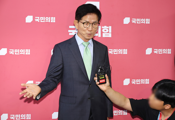 <strong>김문수 전 국민의힘 대선 후보가 4일 국회를 방문해 송언석 비상대책위원장 겸 원내대표와 만난 뒤 나와 취재진의 질문에 답변하고 있다. (사진=연합뉴스)</strong>