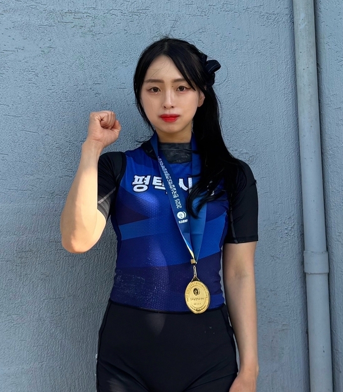 15일 전남 보성군 벌교스포츠센터에서 진행된 '2025년 한국실업역도연맹회장배역도경기대회' 첫날 여자일반부 49㎏급에서 3관왕에 오른 신재경(평택시청)이 기념사진을 찍고 있다. (사진=평택시청 역도팀 제공)