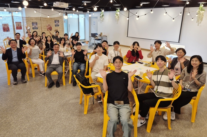 청년네트워크 원탁회의 '청년정책포차' 참석자들이 함께하고 있다. (사진=수원시청소년청년재단 제공)