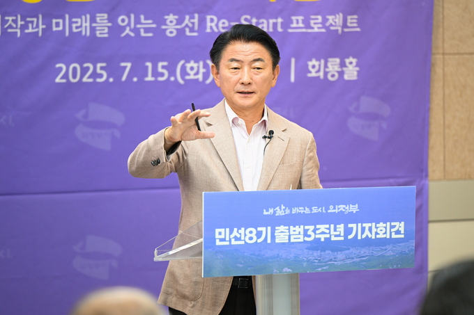 김동근 의정부시장이 15일 시청 회룡홀(중회의실)에서 민선 8기 3주년 기자회견을 진행하고 있다. (사진=의정부시 제공)