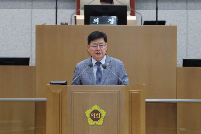 이선구(민주·부천2) 경기도의회 보건복지위원장이 15일 경기도의회 본회의장에서 열린 제385회 임시회 제1차 본회의에서 5분 자유발언을 하고 있다. (사진=경기도의회 제공)