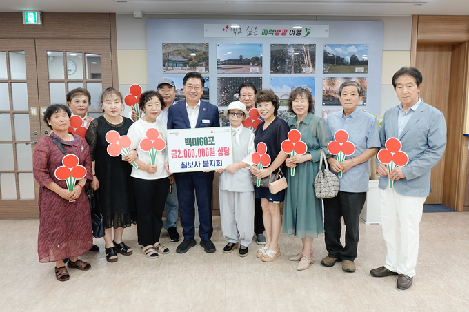 칠보사 불자회가 양평군 내 취약계층을 위해 200만 원 상당의 쌀 60포를 기탁했다. (사진=양평군 제공)