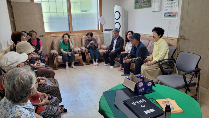가평군 설악면이 지역 내 경로당을 순회 방문하고 있다. (사진=가평군 설악면 행정복지센터 제공)