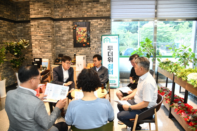 엄범식 농협중앙회 경기본부장이 무더위 쉼터 운영 현황을 점검하고 있다. (사진=경기농협 제공)