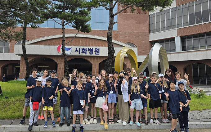 시화병원에서 성장판 검사를 마친 러시아 어린이들이 기념사진 촬영을 하고 있다. (사진=시화병원 제공)
